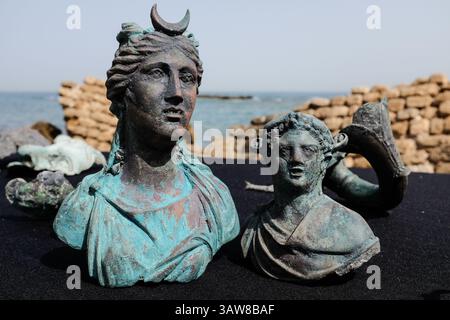 16 maggio 2016 - Cesarea, Israele - Figurine della dea Luna (sinistra) e Dioniso (destra), il dio del vino. Un'indagine di salvataggio subacqueo condotta nelle ultime settimane presso l'antico porto di Cesarea da sommozzatori dell'Autorità delle Antichità di Israele ha portato all'esposizione del "grande, spettacolare e bellissimo, antico carico marino" di una nave mercantile affondata durante il tardo periodo romano, circa 1.600 anni fa. Tra i manufatti in bronzo ben conservati ci sono due grumi metallici composti da migliaia di monete del peso di 20 chilogrammi, con le immagini dell'imperatore Costantino. (Immagine di credito: © Foto Stock