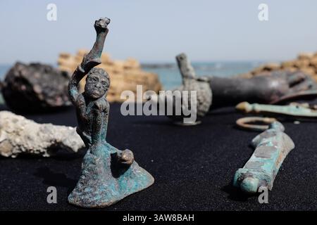16 maggio 2016 - Caesarea, Israele - un'indagine di salvataggio subacqueo condotta nelle ultime settimane presso l'antico porto di Caesarea da subacquei dell'Autorità delle Antichità israeliana ha portato all'esposizione di un â œlarge, spettacolare e bellissimo, antico cargoâ di una nave mercantile affondata durante il tardo periodo romano, circa 1.600 anni fa. Tra i manufatti in bronzo ben conservati ci sono due grumi metallici composti da migliaia di monete del peso di 20 chilogrammi, con le immagini dell'imperatore Costantino che governò l'Impero Romano d'Occidente (312-324 d.C.) e fu in seguito conosciuto come Costantino il grande, ru Foto Stock