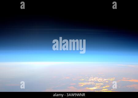 6 giugno 2016 - Space - Expedition 47 l'ingegnere di volo Tim Peake dell'Agenzia spaziale europea ha fotografato nuvole rare, ad alta quota noctilucent o "notturne luccicanti" dalla stazione spaziale Internazionale il 29 maggio 2016. Le nuvole mesospomeriche polari, note anche come nuvole noctilucenthe, si formano tra 76 e 85 chilometri (da 47 a 53 miglia) sopra la superficie terrestre, vicino al confine della mesosfera e della termosfera, una regione nota come mesopausa. A queste altitudini, il vapore acqueo può congelarsi in nuvole di cristalli di ghiaccio. Quando il sole è al di sotto dell'orizzonte e il terreno è al buio, queste nuvole alte possono s Foto Stock