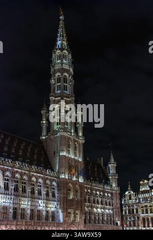 Municipio di notte, Grand Place, Bruxelles, Belgio Foto Stock