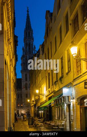 Municipio di notte, dalla strada laterale della Grand Place, Bruxelles, Belgio Foto Stock