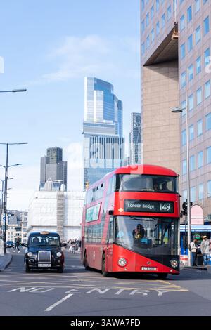 Autobus a due piani e taxi nero a London Bridge, Regno Unito. Foto Stock