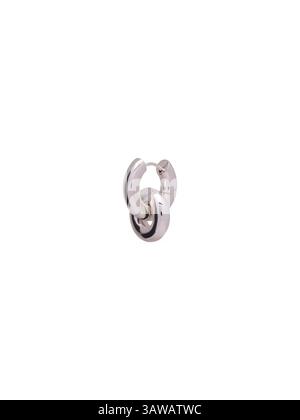 Orecchino isolato con anello a catena in argento su sfondo bianco. Un accessorio alla moda moderno e alla moda Foto Stock