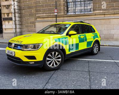 Londra, Regno Unito - 3 aprile 2025; London Ambulance Service NHS Trust auto di risposta emergenziale su City Street Foto Stock