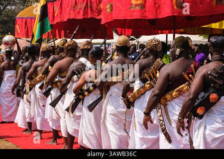 Kumasi, Ghana. Ashanti Akwasidae Festival. Cacciatori che entrano in processione. Foto Stock