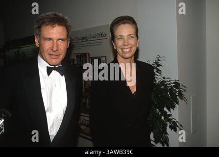5 febbraio 1998 - Washington, District of Columbia, USA - l'attore Harrison Ford e la moglie sceneggiatrice Melissa Mathison arrivano per una cena di Stato per il primo ministro britannico Tony Blair alla Casa Bianca il 5 febbraio 1998 a Washington, DC. (Credit Image: © Richard Ellis via ZUMA Wire) Foto Stock