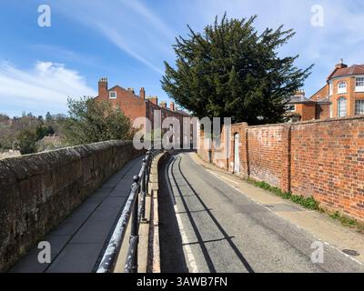 Town Wall Road e sentiero lungo strutture in mattoni e pietra a Shrwewsbury Foto Stock