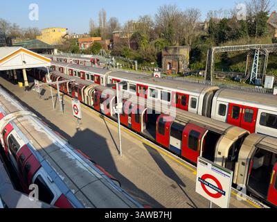 Londra, Regno Unito - 3 aprile 2025; Panoramica dei treni della metropolitana Central e District Line a Ealing Broadway Foto Stock