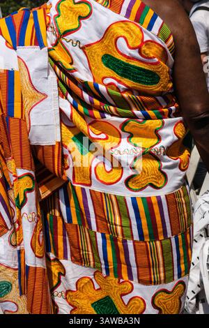 Kumasi, Ghana. Cerimonia Ashanti Akwasidae. Uomo che indossa un panno colorato Kente. Foto Stock
