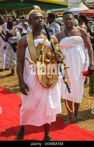 Kumasi, Ghana. Cerimonia Ashanti Akwasidae. I tradizionali guerrieri Ashanti entrano nell'area cerimoniale. Foto Stock