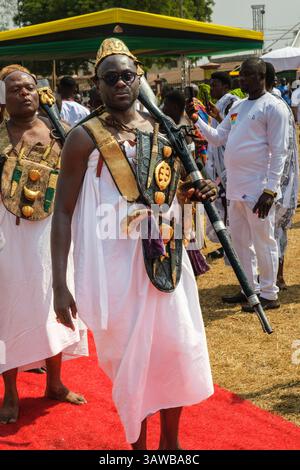 Kumasi, Ghana. Cerimonia Ashanti Akwasidae. I tradizionali guerrieri Ashanti entrano nell'area cerimoniale. Foto Stock