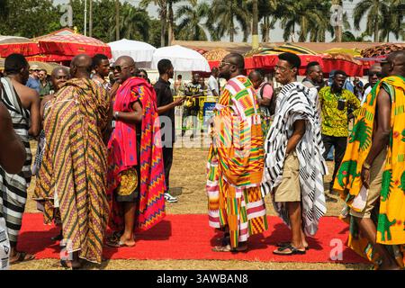 Kumasi, Ghana. Cerimonia Ashanti Akwasidae. Uomini in tessuti colorati che partecipano alla cerimonia. Foto Stock