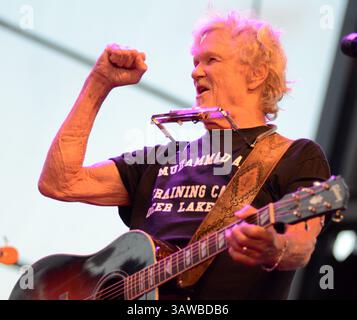 KRIS KRISTOFFERSON (22 giugno 1936 - 28 settembre 2024) uno studioso di Rhodes con uno stile di scrittura di canzoni e un carisma ruvido che divenne una superstar della musica country e Un attore di Hollywood, è morto a 88 anni. FOTO FILE: 29 giugno 2016, Milwaukee, Wisconsin, Stati Uniti: Il musicista KRIS KRISTOFFERSON si esibisce dal vivo all'Henry Maier Festival Park durante il Summerfest 2016. (Immagine di credito: © Ricky Bassman/ZUMA Wire) Foto Stock