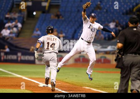 1 luglio 2016 - San Pietroburgo, Florida, Stati Uniti - Sarà VRAGOVIC | Orari.Detroit Tigers diritto fielder Mike Aviles (14) di sicuro in un primo momento come Tampa Bay Rays primo baseman Logan Morrison (7) salta fuori il sacco per effettuare la cattura da Tampa Bay Rays shorstop Brad Miller (13) Nella quinta inning di gioco tra il Detroit Tigers e il Tampa Bay Rays in campo Tropicana a San Pietroburgo, Fla. venerdì 1 luglio 2016. (Credito Immagine: © sarà Vragovic/Tampa Bay volte via ZUMA filo) Foto Stock