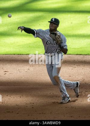 2 luglio 2016: L'interbase dei Chicago White Sox Tim Anderson (12) viene lanciato al primo posto durante la partita di baseball della Major League tra i Chicago White Sox e gli Houston Astros al Minute Maid Park di Houston, Texas. I White Sox sconfissero gli Astros 7-6 Tim Warner/CSM. (Immagine di credito: © Tim Warner/CSM tramite filo ZUMA) Foto Stock