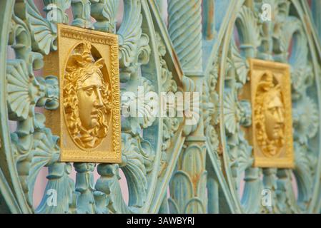 Particolare delle porte del Palazzo reale di Torino. Le porte reali del palazzo hanno un simbolo dorato della Medusa in rilievo, per respingere gli intrusi. Porta Palazzo Foto Stock
