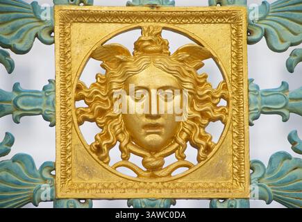 Particolare delle porte del Palazzo reale di Torino. Le porte reali del palazzo hanno un simbolo dorato della Medusa in rilievo, per respingere gli intrusi. Porta Palazzo Foto Stock