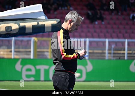 Lecce, Italia. 19 aprile 2025. Marco Gianpaolo (capo-allenatore Lecce) durante la 1907 partita di serie A A Lecce, Italia, 19 aprile 2025 Credit: Independent Photo Agency/Alamy Live News Foto Stock