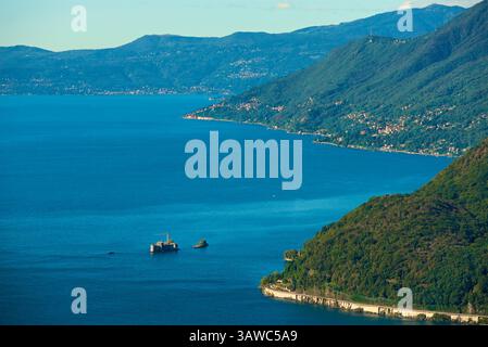 Affacciato sul Lago maggiore dal belvedere di Campagnano , oltre alla chiesa di San Rocco a Campagnano, Varese. I Castelli di Cannero sono tre isolotti rocciosi del Lago maggiore in Nord Italia. Si trovano al largo della costa di Cannero Riviera, mentre amministrativamente fanno parte del comune di Cannobio. Sono noti come castelli, o castelli, in riconoscimento delle antiche fortificazioni in rovina che si trovano su due di esse. Sono tutto ciò che rimane della Rocca Vitaliana costruita tra il 1519 e il 1521. Foto Stock