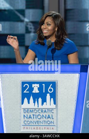 25 luglio 2016 - Filadelfia, Pennsylvania, STATI UNITI - la First Lady Michelle Obama si rivolge ai delegati durante il giorno di apertura della Convention Nazionale Democratica al Wells Fargo Center il 25 luglio 2016 a Filadelfia, Pennsylvania. (Immagine di credito: © Richard Ellis via ZUMA Wire) Foto Stock