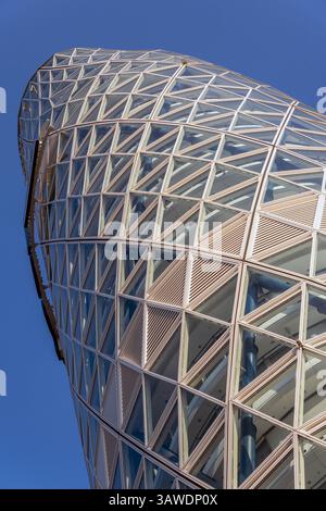 Como, Italia - 4 aprile 2025: Torre Unipol nella città di Milano. Foto Stock