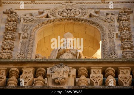 Particolare della Cattedrale di Lecce, Duomo di Lecce; Cattedrale dell'assunzione della Vergine, è la cattedrale della città di Lecce in Puglia, Italia, dedicata all'assunzione della Vergine Maria. È sede dell'arcivescovo di Lecce. La cattedrale fu costruita per la prima volta nel 1144, ma subì riparazioni nel 1230. Fu ricostruita nel 1659 dall'architetto Giuseppe Zimbalo per ordine del vescovo Luigi Pappacoda, i cui resti sono custoditi nell'altare dedicato a Sant'Oronzio di Lecce, patrono della città. Piazza Duomo, Lecce, Puglia, Italia. Foto Stock