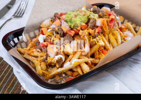 Vista su un cestino di patatine fritte di carne asada. Foto Stock