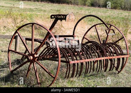 Rastrello per cavalli del XIX secolo o rastrello. College Lake Nature Reserve, Tring, Pitstone, Aylesbury vale, Buckinghamshire, REGNO UNITO. Quando il fieno è stato tagliato e trasformato in b Foto Stock