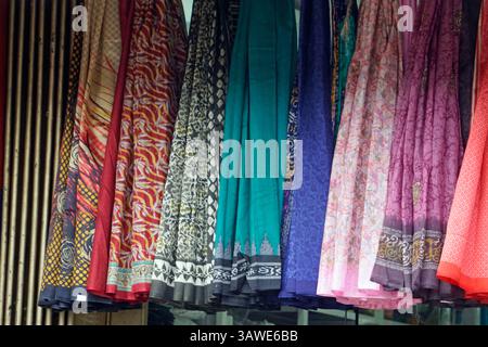 seta colorata in un mercato dello sri lanka Foto Stock