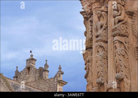 La chiesa di San Domenico è una chiesa nel centro storico di Nard˜ , in provincia di Lecce, Salento, Puglia, Italia . Fu costruito per l'ordine domenicano tra il 1580 e il 1594 e inizialmente dedicato a Santa Maria de Raccomandatis. La facciata in pietra carparo è stata costruita in due fasi; la parte inferiore è ricca di figure umane e cariatidi appoggiate l'una contro l'altra, mentre la parte superiore ha forme più leggere Foto Stock