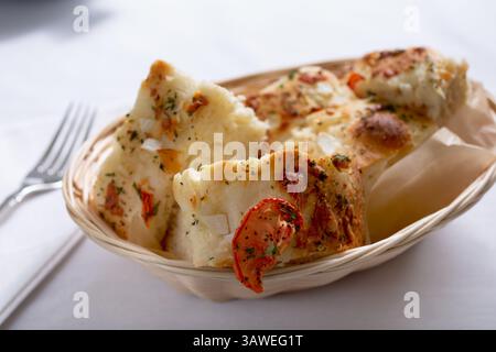Vista su un cestino di focaccia. Foto Stock