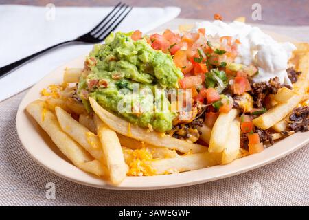 Vista di un piatto di patatine fritte di carne asada. Foto Stock