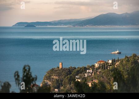 VVew dall'Agriturismo la Selva verso finale Ligure. Sul promontorio: Torre San Donato, Porto di Capo San Donato | finale Ligure, Savona, Italia. Golfo di Genova, Riviera Ligure. La torre di San Donato. Nel 1952 la torre fu adattata per diventare mausoleo per i resti del generale finalese Enrico Caviglia, comandante di corpo d'armata dell'esercito italiano al tempo della battaglia di Vittorio Veneto con la quale nel 1918 si concluse la prima guerra mondiale. Foto Stock