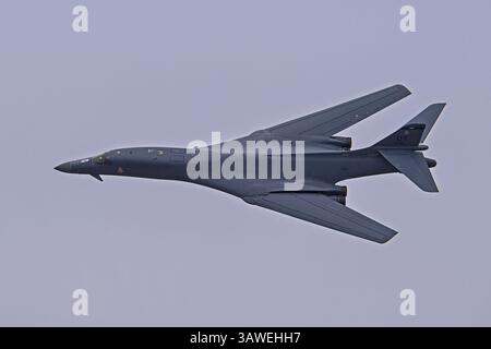 Wings Over West Texas 4-18-2025 Dyess AFB, Texas USA US Air Force Rockwell International B-1B 85-0061 effettuando un pass ad alta velocità al Wings Over West T. Foto Stock