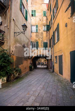Strada stretta di Finalborgo. L'antico nucleo medievale di Finalborgo fu la capitale del Marchesato di finale, antico stato italiano di pre-unificazione dal 1162 al 1797; il borgo stesso fa parte del circuito dei borghi più belli d'Italia. Finalborgo, finale Ligure, Savona, Italia. Foto Stock