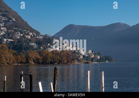 Lago di Lugano e Lugano, ticino, Svizzera. Monte San Salvatore, a sinistra. San Salvatore, noto anche come il Pan di zucchero della Svizzera, è il simbolo di Lugano. Foto Stock