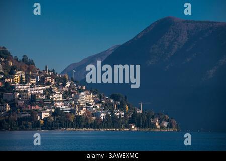 Lago di Lugano e Lugano, ticino, Svizzera. Monte San Salvatore, a sinistra. San Salvatore, noto anche come il Pan di zucchero della Svizzera, è il simbolo di Lugano. Foto Stock