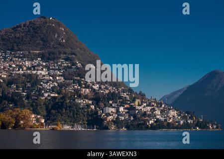 Lago di Lugano e Lugano, ticino, Svizzera. Monte San Salvatore, a sinistra. San Salvatore, noto anche come il Pan di zucchero della Svizzera, è il simbolo di Lugano. Foto Stock