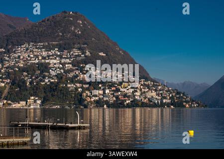 Lago di Lugano e Lugano, ticino, Svizzera. Monte San Salvatore. San Salvatore, noto anche come il Pan di zucchero della Svizzera, è il simbolo di Lugano. Foto Stock