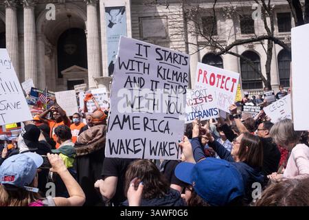 New Yokr, New York, 19 aprile 2025: Le persone partecipano a una manifestazione sui gradini della Biblioteca sulla Fifth Avenue e marciano verso Grand Army Plaza come parte di una giornata nazionale di protesta contro le politiche dell'amministrazione Trump sul tema "Our City, Our Fight. Proteggere i migranti, proteggere il pianeta". La protesta si tenne prima della giornata della Terra. Crediti: Lev Radin/Alamy News Live Foto Stock