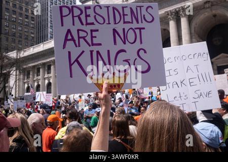New Yokr, New York, 19 aprile 2025: Le persone partecipano a una manifestazione sui gradini della Biblioteca sulla Fifth Avenue e marciano verso Grand Army Plaza come parte di una giornata nazionale di protesta contro le politiche dell'amministrazione Trump sul tema "Our City, Our Fight. Proteggere i migranti, proteggere il pianeta". La protesta si tenne prima della giornata della Terra. Crediti: Lev Radin/Alamy News Live Foto Stock