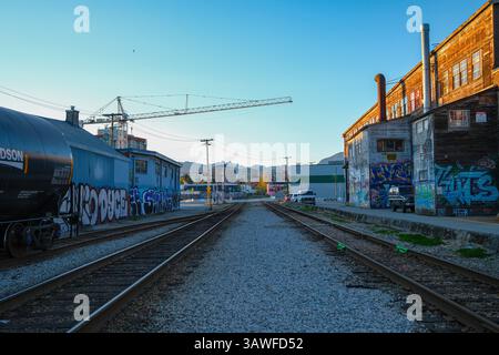 I binari ferroviari che attraversano il quartiere di Strathcona a Vancouver, British Columbia. Foto Stock