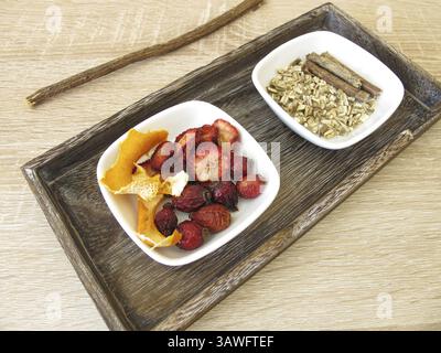 Ingredienti per un tè alla frutta con frutta secca, scorza d'arancia e liquirizia Foto Stock