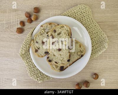 Pane con uva sultanina e nocciole Foto Stock