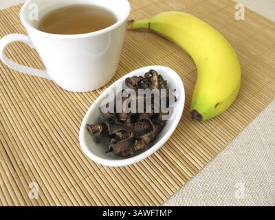 Tè a buccia di banana, tè a base di bucce di banana organiche essiccate Foto Stock