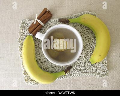 Tè a buccia di banana, tè a base di banane biologiche, buccia di banana e cannella Foto Stock