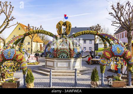 La fontana di Pasqua a Schechingen ha circa 000 uova dipinte a mano. Questo lo rende uno dei più grandi e belli di tutta Wuer Est Foto Stock