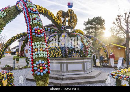 La fontana di Pasqua a Schechingen ha circa 000 uova dipinte a mano. Questo lo rende uno dei più grandi e belli di tutta Wuer Est Foto Stock