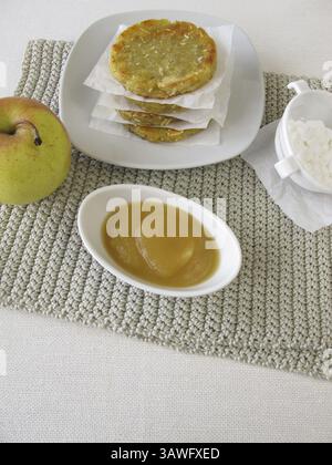 Torte di patate con salsa di mele Foto Stock