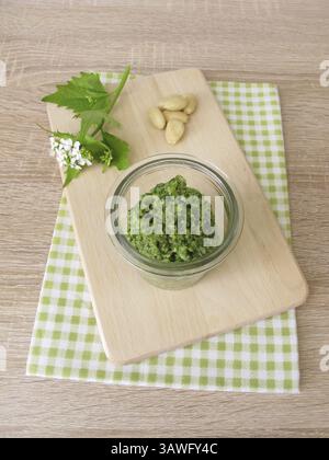 Pesto alle erbe selvatiche con rucola all'aglio fatto in casa e mandorle Foto Stock